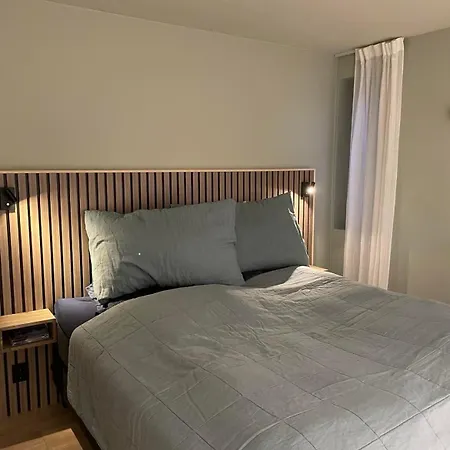 Lejlighed 5 Star Sentral And Modern 3-bedroom Apartment, With Free Parking!
