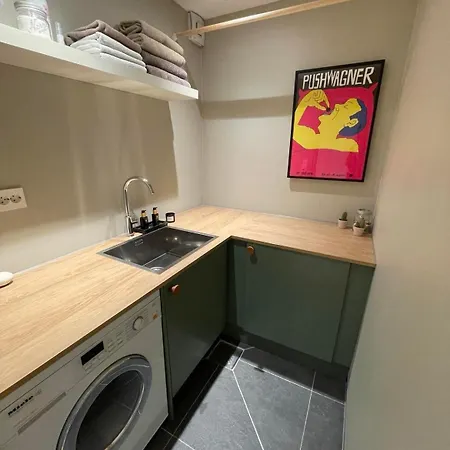 5 Star Sentral And Modern 3-bedroom Apartment, With Free Parking! *