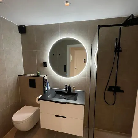 Lejlighed 5 Star Sentral And Modern 3-bedroom Apartment, With Free Parking!
